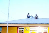 Pemasangan jaringan Internet Starlink di Kantor Desa Auponhia