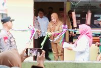 Pemotongan Pita Oleh Bupati Kepsul Dalam Rangka Peresmian Pos Siskamling.