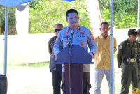 Kapolres Sula AKBP Kodrat Muh.Hartanto Menyampaikan Sambutan Pada Peresmian Pos Siskamling di Desa Kartido