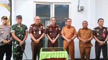 Foto Bersama Kajati Malut dan Bupati Halteng Setelah Peresmian Mushollah Nurul Adhyaksa.