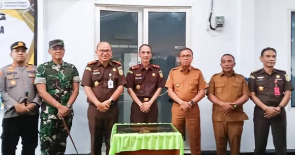 Foto Bersama Kajati Malut dan Bupati Halteng Setelah Peresmian Mushollah Nurul Adhyaksa.