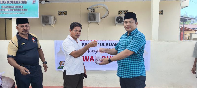 Penyerahan Daging Qurban Secara Simbolis Oleh Kapolres Sula, AKBP Kodrat Muh.Hartanto