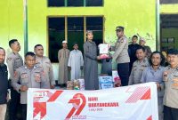 Kapolsek Sanana, Junaidi Sawal,S.H Menyerahkan Bantuan Sembako ke Santri Pondok Pesantren Al-Fatah Desa Wailau