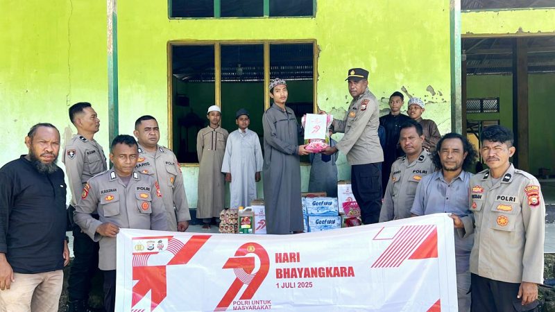 Kapolsek Sanana, Junaidi Sawal,S.H Menyerahkan Bantuan Sembako ke Santri Pondok Pesantren Al-Fatah Desa Wailau