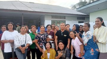 Foto Bersama Masyarakat Desa Fritu Dan Bupati Halteng Ikram M. Sangadji