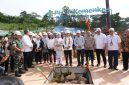 Foto Bersama Menkes RI Budi Gunardi Sadikin Usai Peletakan Batu Pertama RSUD Sanana