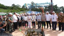 Foto Bersama Menkes RI Budi Gunardi Sadikin Usai Peletakan Batu Pertama RSUD Sanana
